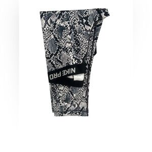 NWOT Nike Cropped Snake Printed Legging